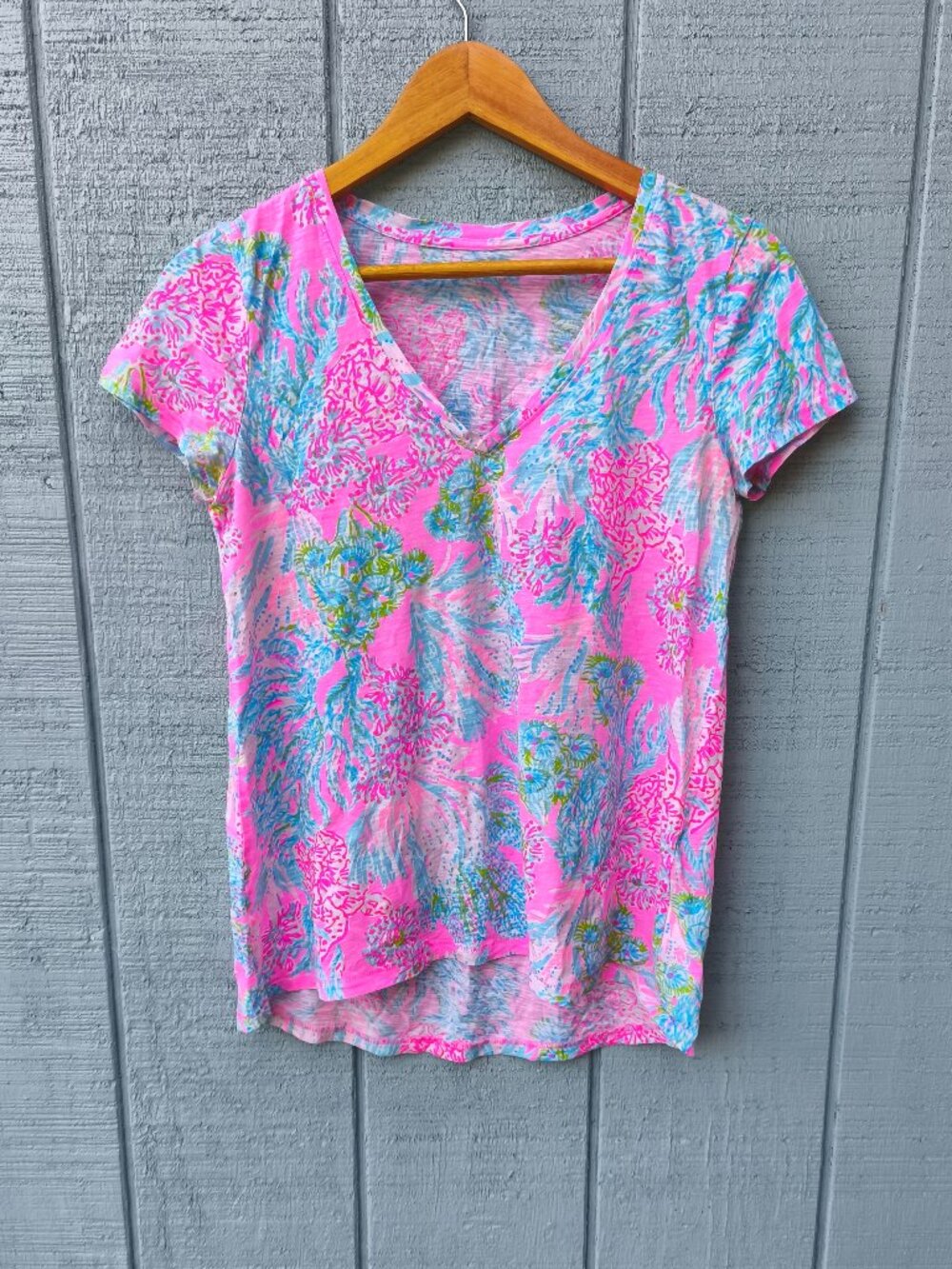 Lilly Pulitzer Etta V-Neck Tee Seaing Things Coral Print sz S Prosecco Pink